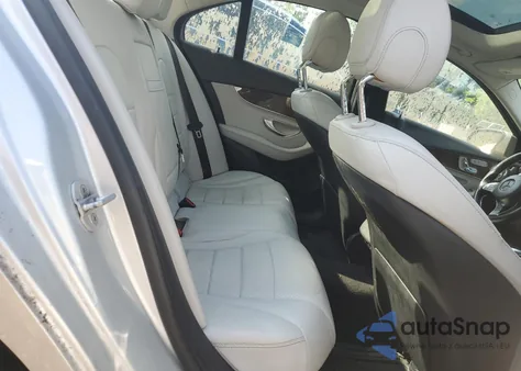 2015 Mercedes-Benz C 300 z USA, uszkodzony, nr VIN 55SWF4JB8FU043574